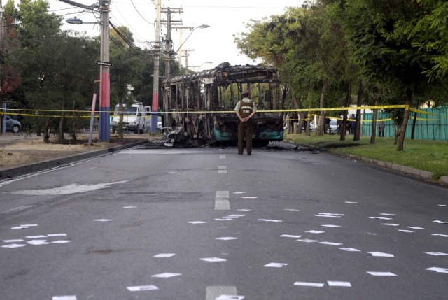 Encapuchados incendian bus en Villa Francia dejando panfletos anarquistas en el lugar